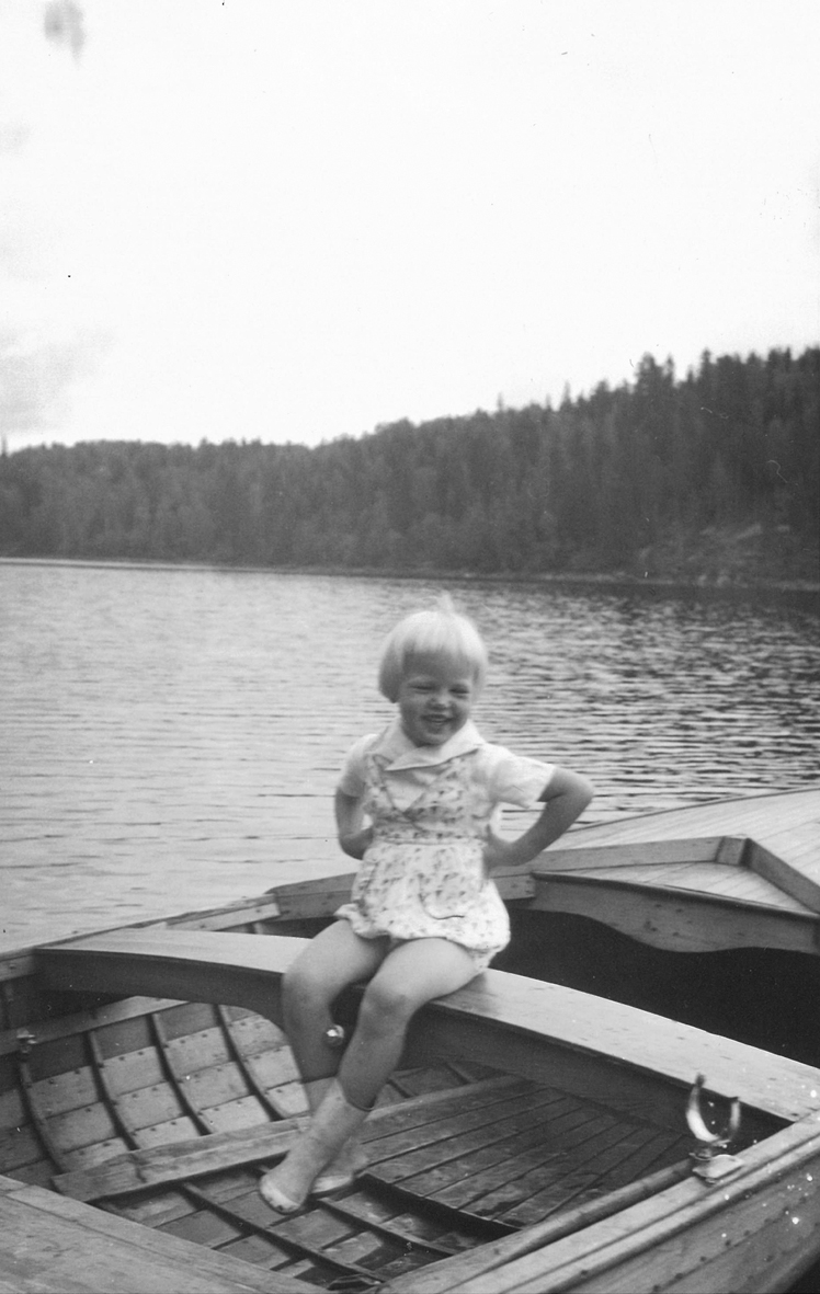 Mustavalkoinen kuva Tatjana ja Pentti Wähäjärven tyttärestä Evasta veneretkellä.